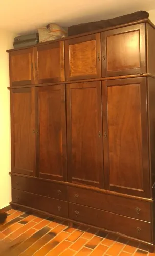 Excelente Guarda-roupa Madeira Maciça