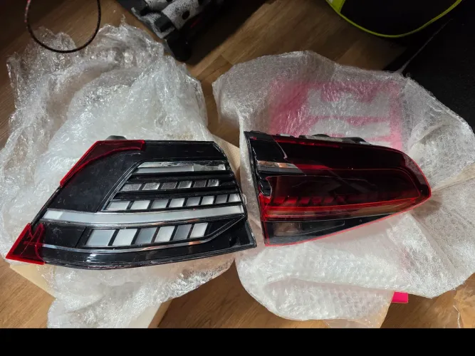 VENDO par de sinaleiras Originais VW Golf GTI Mk 7.5 com lente quebrada 