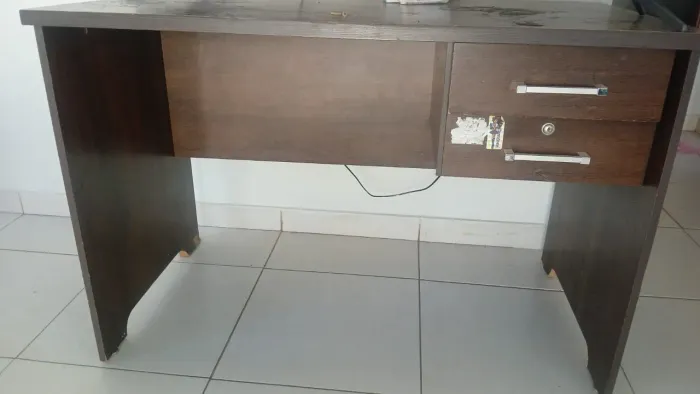 Mesa de computador ou escrivaninha.