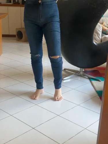 Calça jeans cintura alta rasgo no joelho 42