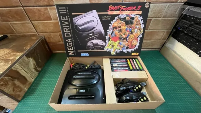 Videogame Mega Drive 3 Edição Street Figther II + caixa + Berço + 10 cartuchos