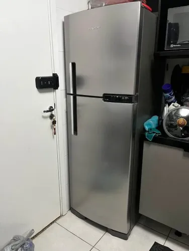 ESTOU DOANDO ESTA GELADEIRA PARA QUEM REALMENTE PRECISA (CHAMA NO WHATS AP 77 9 *)