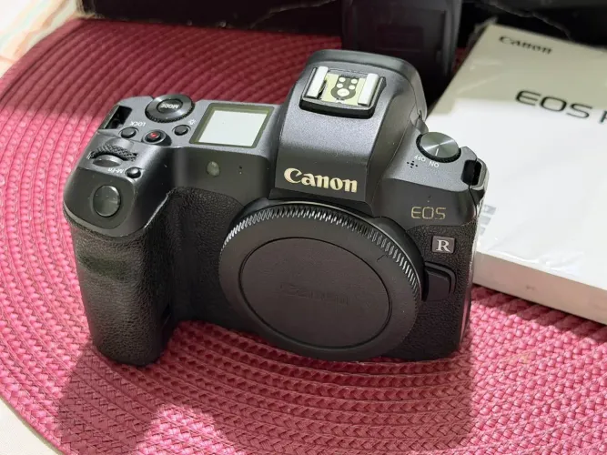 Camera canon R full frame mirroles
