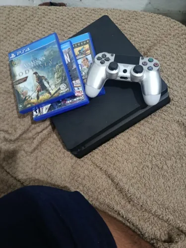 Vendo ps4 slim 1t-e um controle e três jogos
