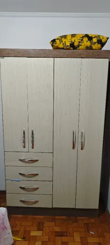 Guarda-roupas bege