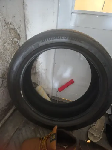 Corolla. Vendo 4 pneus Bridgestone. Usados na medida 225/45 R17 91W.