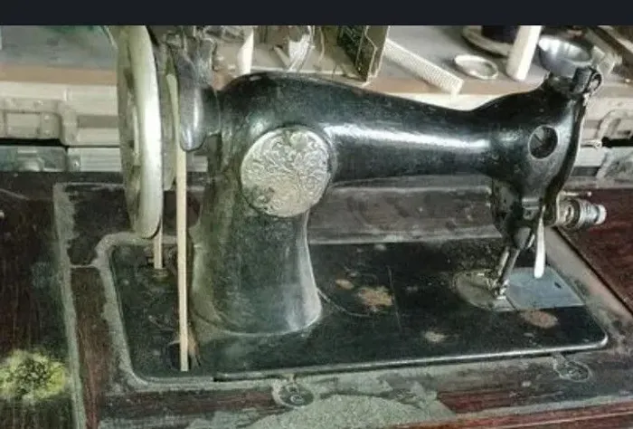 Máquina de costura antiga para decoração