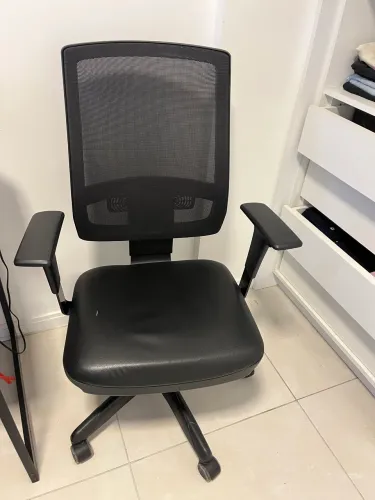 Cadeira ergonômica escritório Plaxmetal Brizza Relax.