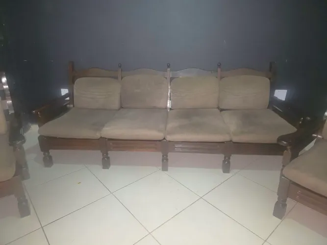 Vendo sofá rustico em madaira . 
