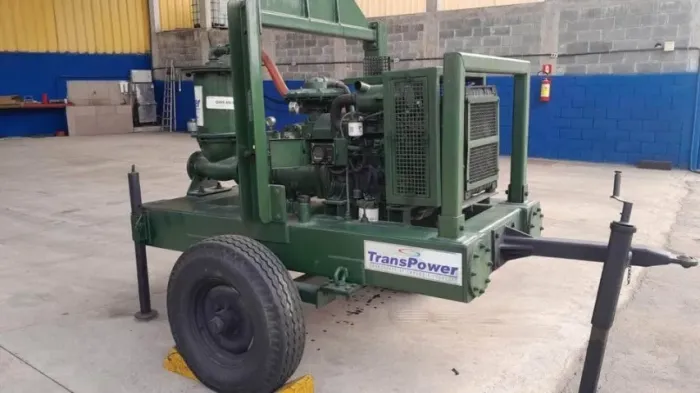 Trata-se de uma bomba centrífuga com motor a diesel, modelo TransPower 42-8176, frequentem