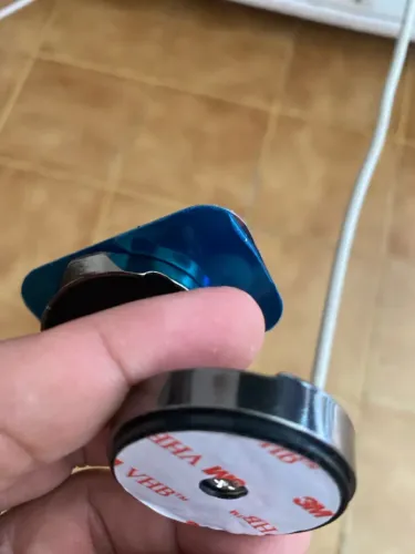 Suporte em imã para celular automotivo.