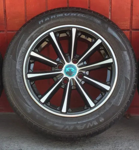 Rodas 15" com pneus