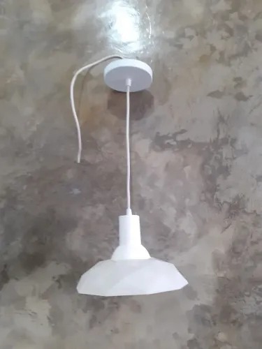 Pendente moderno branco e acrílico lapidado 