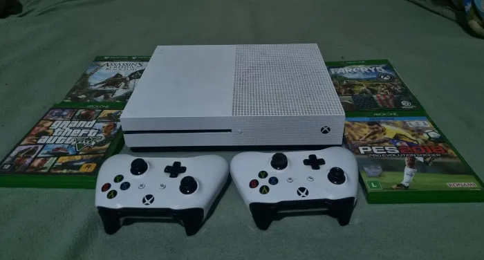 ? Xbox One + 2 Controles + 4 Jogos