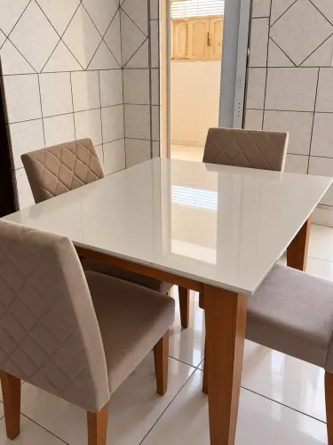 MESA DE MADEIRA COM TAMPO DE VIDRO