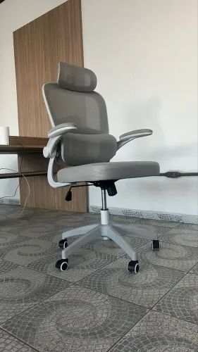 Cadeira presidente ergonômica giratória com regulagem de altura e apoio lombar branca