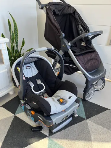 Carrinho de bebê travel system Chicco Bravo com bebê conforto