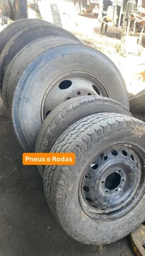 Pneus e rodas usados em bom estado