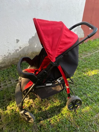 Carrinho de bebê vermelho
