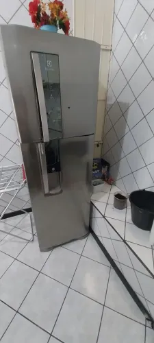 Geladeira em ótimo estado,  para vender peças,  só não tá gelando. 