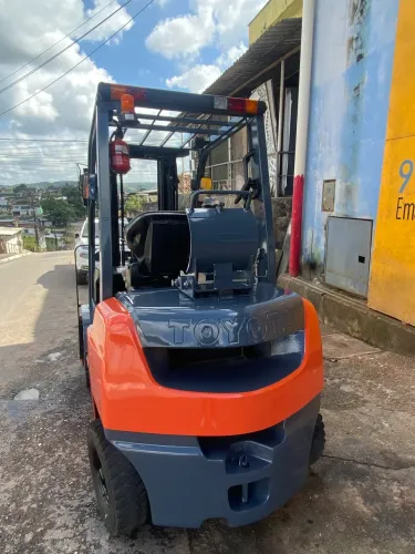 Empilhadeira para serviços industriais e comerciais