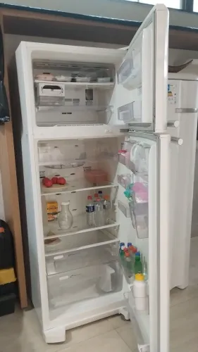 Vendo geladeira com defeito, motor funcionando normal com 2 anos.