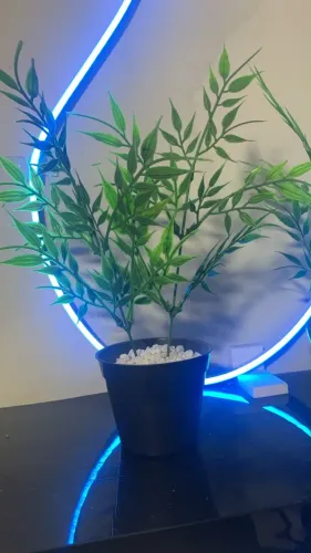 Pote com plantas artificiais