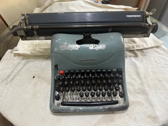 Máquina de escrever Olivetti Lexikon 80