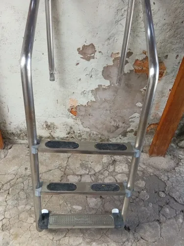 Escada para piscinas 