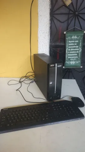 Vendendo uma CPU com teclado e mouse 