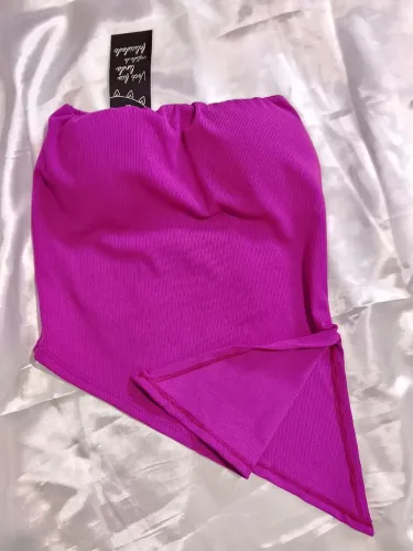 Blusa tomara que caia assimétrica com fenda