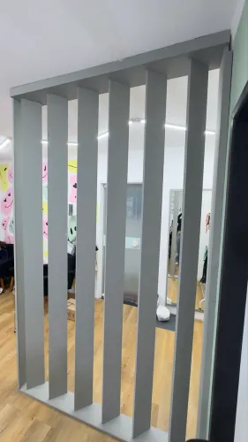 Parede ripada em mdf pintada para divisória de ambiente 