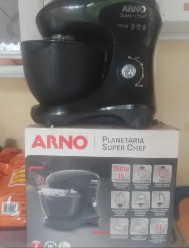 Vendo batedeira semi nova entrego