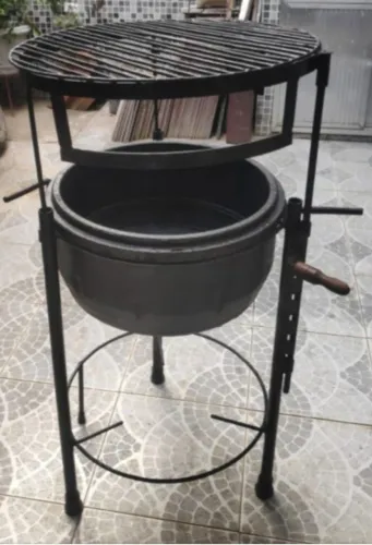 Churrasqueira gaúcha redonda com regulagem de altura 