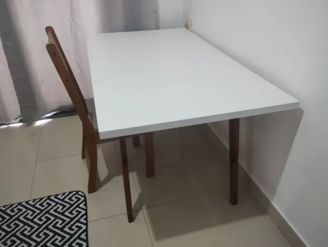 Mesa MDF com pés de madeira 120x80