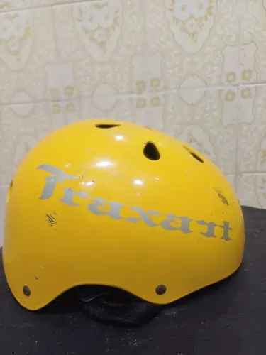 Capacete de skate Traxart cor amarela