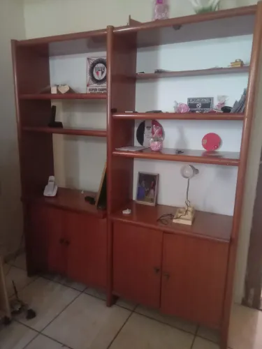 Estante de madeira vende se