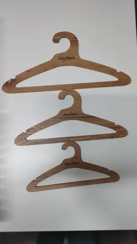 Cabides de madeira infantil e juvenil