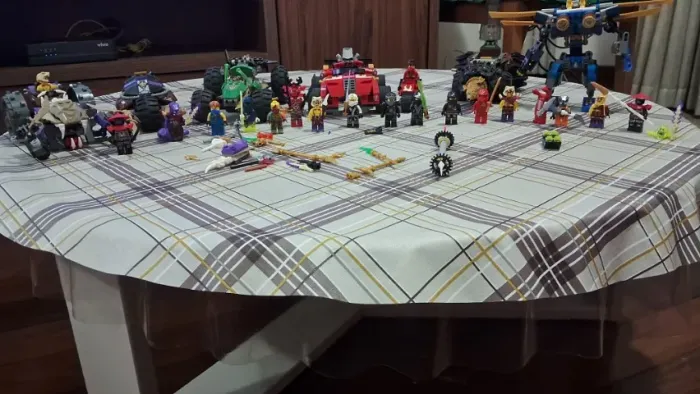 Lote LEGO Ninjago com veículos, minifiguras e acessórios