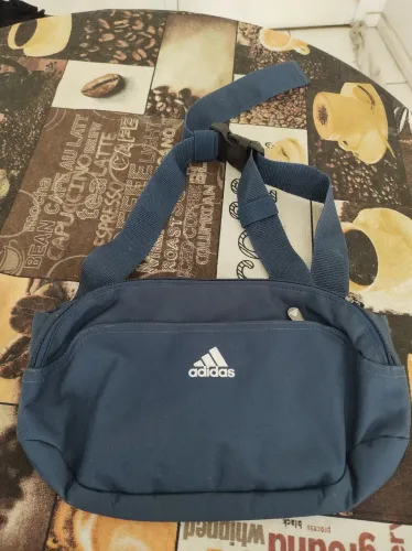 Pochete Adidas Azul com vários compartimentos