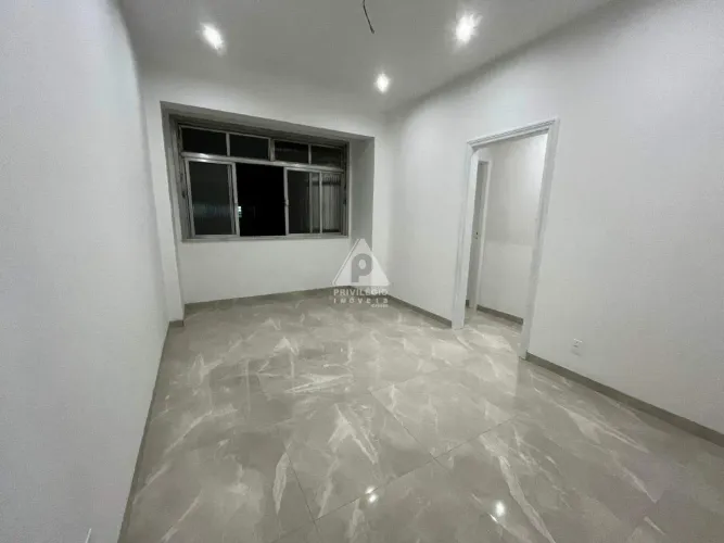 IMÓVEL ENCANTADOR, TODO REFORMADO, COM DOIS QUARTOS E PRONTO PARA MORAR NA TIJUCA