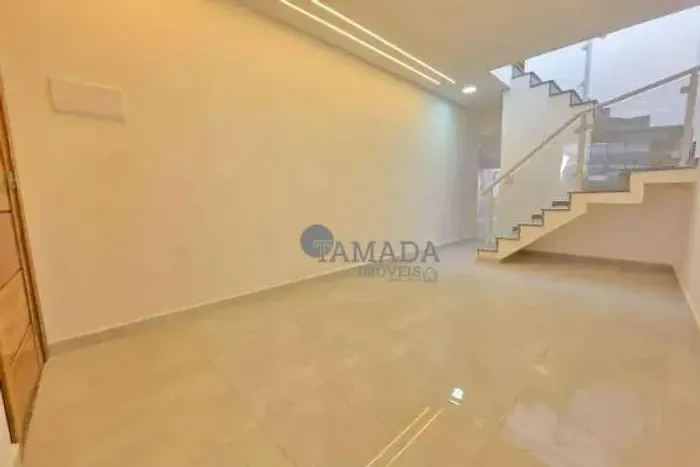 Sobrado frontal reformado com 3 quartos sendo 1 suíte, área gourmet, 2 vagas à venda, 120
