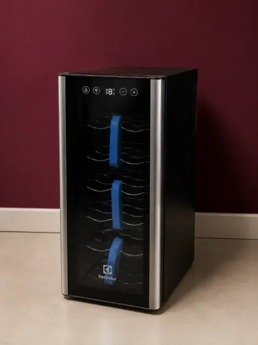 Adega Electrolux Nova (nunca utilizada) para 12 garrafas de vinho