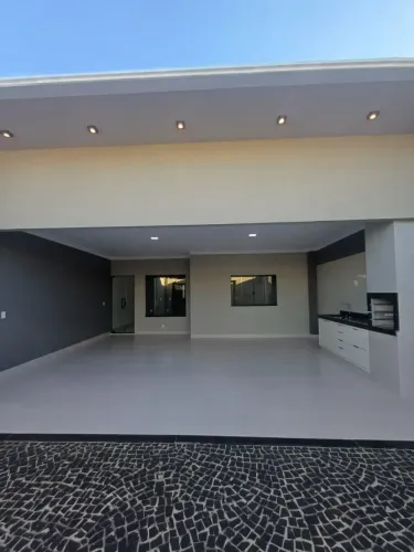 Casa à venda em Rio Verde com churrasqueira, armários embutidos, 3 quartos e cômodos amplo
