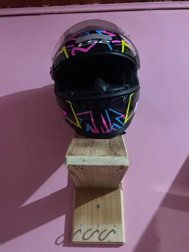 Vendo suporte de capacete e porta chave