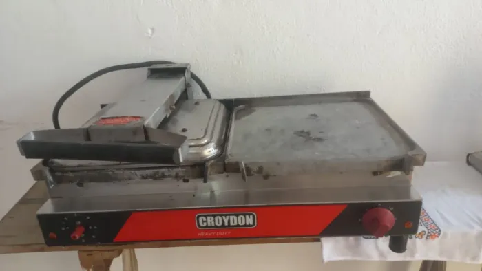 Sanduicheira conjugada com chapa CROYDON