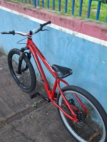 Vendo first, a bike está montada para a modalidade do grau