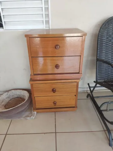 2 criado de madeira