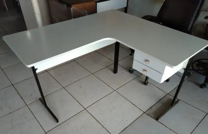 nova - mesa escrivaninha em L com duas gavetas - frete gratis
