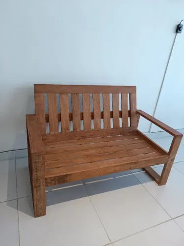 Conjunto de sofá em madeira maciça